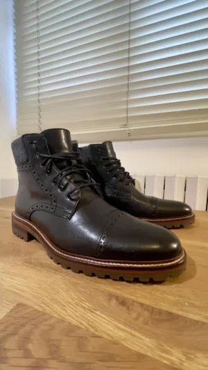 Johnston & Murphy Leather Cap-Toe Boots – Black – Excellent Condition بوت جلد أصلي - لون أسود