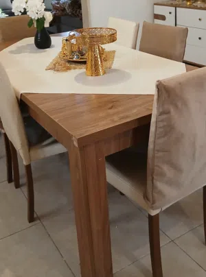 طاوله للبيع شبه جديده نطيفه للبيع