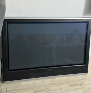 شاشه توشيبا + طاوله  للبيع