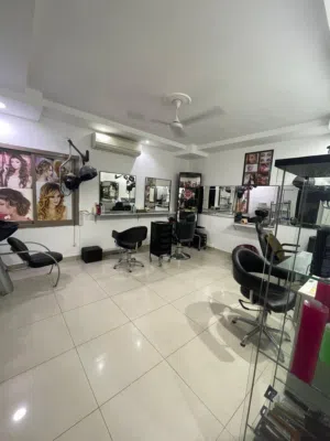FULLY EQUIPPED LADIES SALON FOR SALE