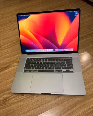 MacBook Pro with Touch Bar 2.3GHz 8-core-8th-generation Intel-Core-i7 *Processor