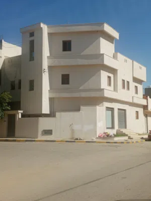 منزل في سوق الجمعة الحشان  مساحة الارض 203 م  بقرب من مدرسة أم القرى عقار متكون من طابقين   وجهاتين