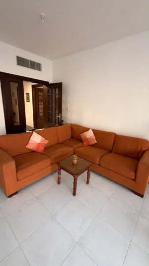 ركنه على شكل حرف L