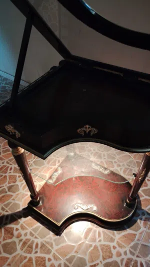 طاوله مدخل باضاءه خافته لهواة الفخامة والاقتناء بحاله ممتازه البيع لاعلي سعر