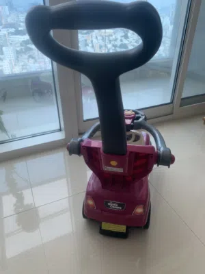 سيارة أطفال