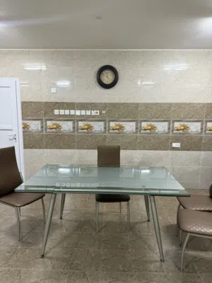 للبيع طاولة سفرة زجاجية قابلة للتمديد لتتسع لعدد اكبر من الأشخاص بحالة ممتازة