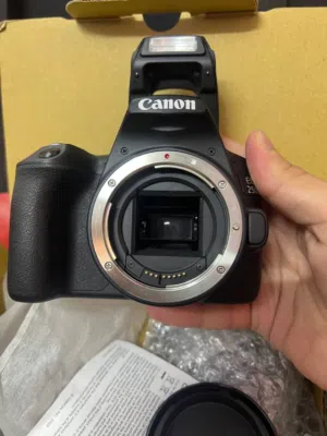 كاميرا كانون 250D canon وعدسة 1.8 50mm