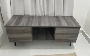 طاولة تلفزيون شبه جديدة