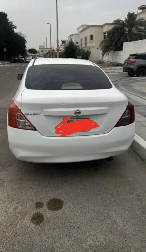 نيسان صني للبيع سيارة نظيفة موجودة في بني ياس محتاجة ترتيبات بسيطة