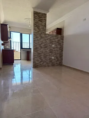 شقه لها اطلاله ، 3 غرف نوم، صالة معيشه وصالون .
