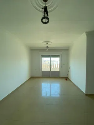 شقتين للايجار فارغتان طابق ثالث 140 / 120 متر في إسكان الضباط 250/300 دينار شهري