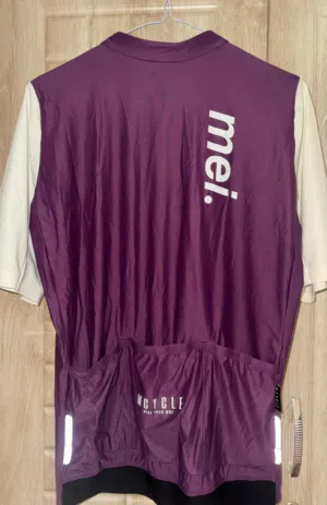 قميص خاص لركوب الدراجة الهوائية