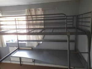 تخت مرتفع (Loft Bed) مع مكتب مدمج من ايكيا (IKEA SVÄRTA) بحالة ممتازة