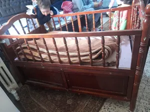 سرير اطفال بحالة ممتازة وبسعر مميز السعر غير صحيح السعر 25