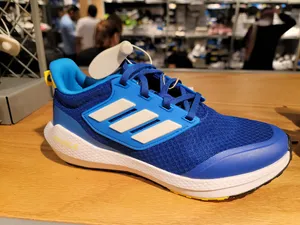 Sport Shoes . Adidas . 370