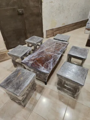 مناظر مصنوعه من خشب السويد للمنازل و للحدائق ويوجد 6  كراسي من خشب  السويد مع طاوله تفصيل جديد ودهان