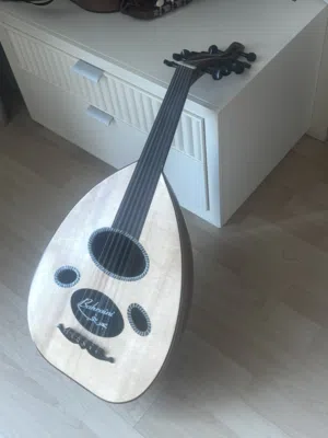 عود احترافي للبيع- بحالة فوق الممتازة Professional Oud for sale- perfect condition