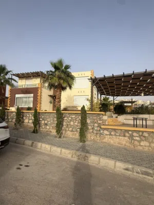 للإيجار – فيلا دوبلكس فاخرة بإطلالة بحرية مباشرة