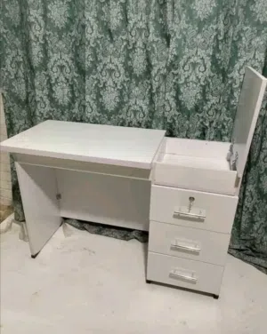 مكتب بوحدة أدراج وضلفه قلاب