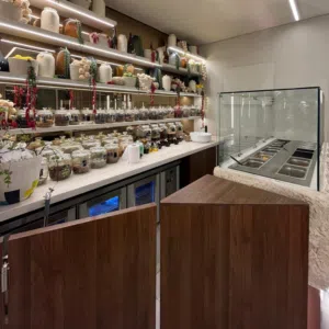 صالون دورين ( خلو ) للإيجار في أبو حليفة