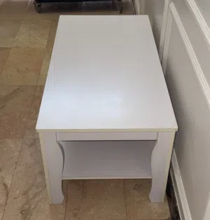 طاولات جانبية نظيفة