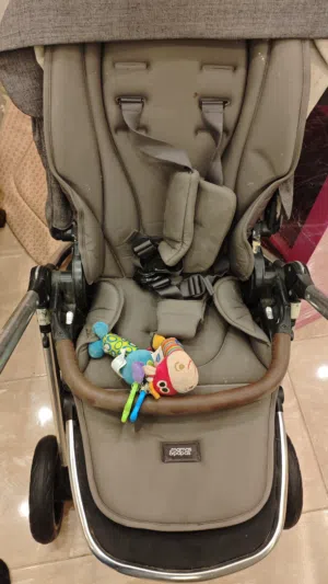 عرباية mamas and papas و كرسي هز للاطفال للبيع