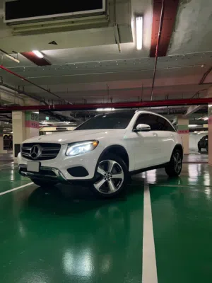 مرسيدس - GLC 300 - 2019 - Clean Title - صبغ وكالة - ايرباقات الوكالة - بدون مشاكل او عيوب