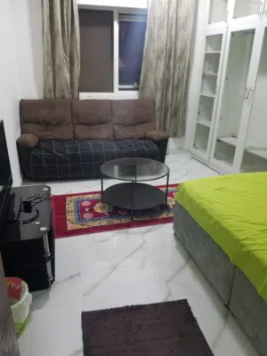 غرفه مفروشه فاخره مع بالكونه وغرف للمشاركه 3 اشخاص داخل الغرفه 800 شامل  للشخص متوفر جميع الخدمات