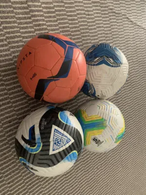 أربع كور اصلية بحالة ممتازة جدا شبه الجديدة كرة النصر وكرة الدوري السعودي وكرة الدوري الانجليزي