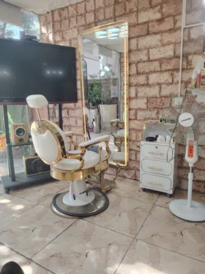 كرسي ملكي.. ومرآة ضوئية لد.. وميز مجرات خاص للحلاقة