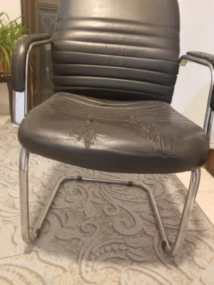 كرسي جلد وستيل عدد (1) قابل للتفاوض مستعمل  ........................................................