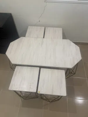 طاولة مستطيله مع 4 طاولات جانبية