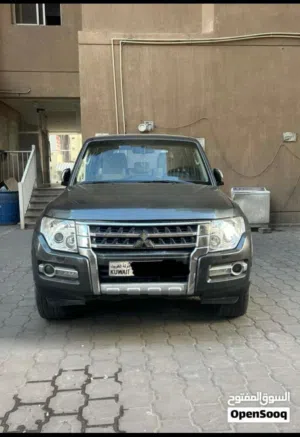 للبيع فرصة مميزة* متسوبيشي باجيرو 2016 أوتوماتيك دفع رباعي4x4 لون رمادي غامق