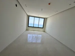 للبيع شقة جديدة من 4 غرف نوم مطله علي البحر