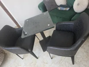 طاولة مع كرسبين