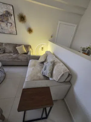 طقم كنب مع طاولة نفس الي بالصور
