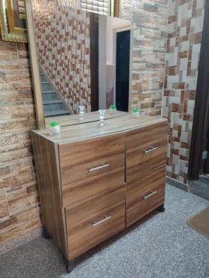 بيرو (وحدة أدراج مع مرآة) للبيع