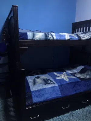 تخت طابقين بحاله ممتازه في مجال بسعر كثييييررر