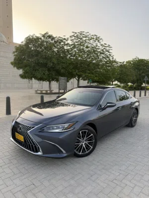 Lexus . ES . 2023 . Used3