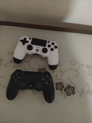 يدين سوني فور مستعمله تعمل بشكل جيد وخصم 20%بينبع البحر المروج