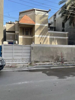 بيت في المنصور حي المتنبي خلف زرزور 300م  واجهه 15م نزال 20م
