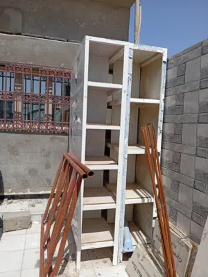 رفوف مستخدمه