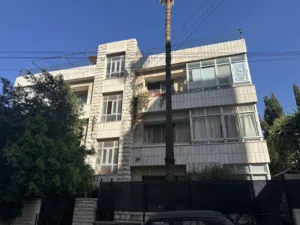 عمارة في جبل الحسين اربع واجهات حجر ثلاث طوابق مؤجرة كامل