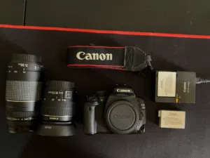 للبيع كاميرا مع جميع ملحقاتها .