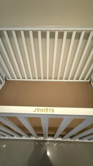سرير أطفال نظيف و استعمال سنه