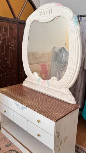 طاولة تسريحة مستعملة حسب الصورة بقيمة 10ريال
