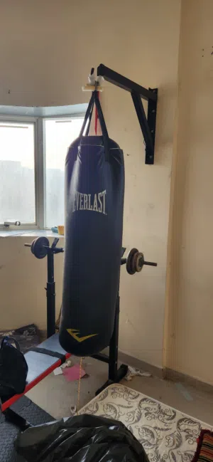 للبيع  كيس ملاكمه و حامل كيس ملاكمه