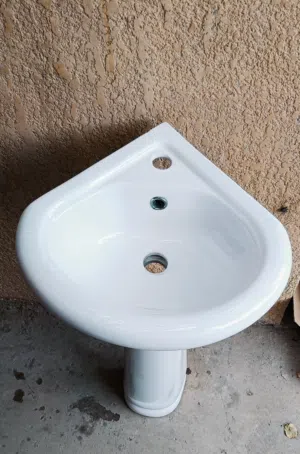 مغسله صغيره بيضاء