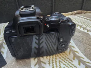للبيع: كاميرا Canon EOS 250D الاحترافية (نظافة ممتازة)