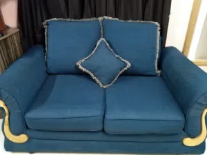 Blue 2 Seater Loveseat for sale أريكة زرقاء بمقعدين للبيع